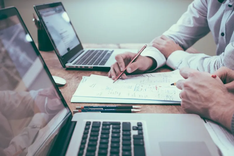 Engenheiro Alceu Mello analisando projetos